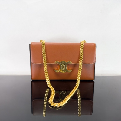 Celine BOX TRIOMPHE亮澤牛皮革鏈條手袋 新品 9 X 5 X 2英寸(22 X 13 X 4釐米) 牛皮革 羊皮革襯裡 肩背 TRIOMPHE金屬鎖扣 內側卡槽 鏈條長12英寸（30釐米）