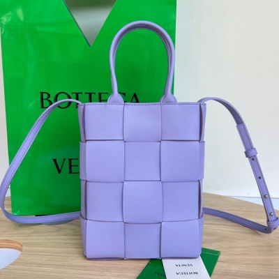 BV Bottega Veneta 早秋新品709341Cassette Mini Tote 心心念念盼的豎版托特包來啦！包身採用頂級小羊皮柔軟耐用 經典格子編織設計就是它最有具辨識度的標誌 自帶隨性懶惰的氣質 伴著秋日的晚風一定會文藝又爛