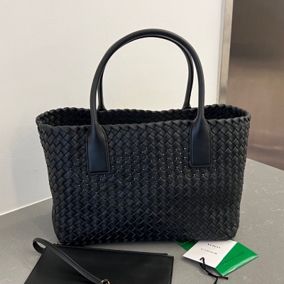 BV Bottega Veneta 新品Cabat 小號購物袋來啦！608810 最為經典的包包 帶你回到了最初的模樣 傳統的編織帶原皮原味的包工匠製作 超柔軟有質感 沒有Logo 但卻一眼認出它 這就是Bv粉一直都沉澱不出來的原因 想要低