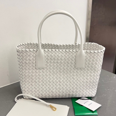 BV Bottega Veneta 新品Cabat 小號購物袋來啦！608810 最為經典的包包 帶你回到了最初的模樣 傳統的編織帶原皮原味的包工匠製作 超柔軟有質感 沒有Logo 但卻一眼認出它 這就是Bv粉一直都沉澱不出來的原因 想要低