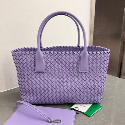 BV Bottega Veneta 新品Cabat 小號購物袋來啦！608810 最為經典的包包 帶你回到了最初的模樣 傳統的編織帶原皮原味的包工匠製作 超柔軟有質感 沒有Logo 但卻一眼認出它 這就是Bv粉一直都沉澱不出來的原因 想要低