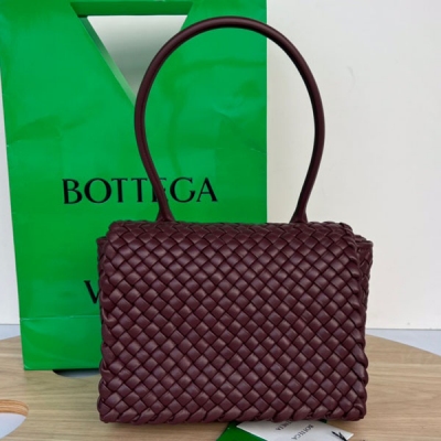 BV Bottega Veneta 2022秋冬新品PATTI 編織手提包 717755 同樣採用標誌性的intrecciato編織皮革工藝以及柔軟的小羊皮製成，設計風格簡約，優雅 俐落 單肩設計 凹顯極具格調的設計巧思，無論是在重工藝上，