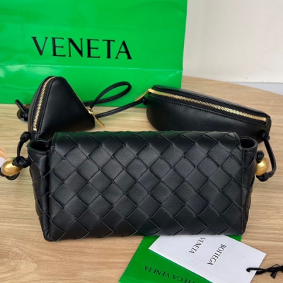 BV Bottega Veneta 2023秋冬新款三合一 717429 經典的傳承編織工藝 多功能斜挎包 採用羊皮皮材質 舒適耐用 配有一個主隔層 眼鏡盒和耳機盒 再也不用擔心小東西不翼而飛的問題 超級實用的三合一 適合各種凹造型 快來g