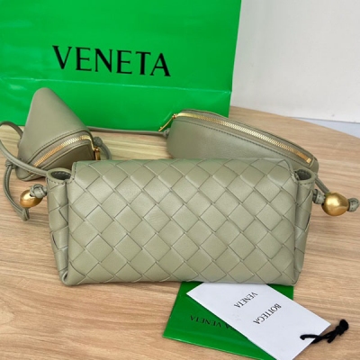 BV Bottega Veneta 2023秋冬新款三合一 717429 經典的傳承編織工藝 多功能斜挎包 採用羊皮皮材質 舒適耐用 配有一個主隔層 眼鏡盒和耳機盒 再也不用擔心小東西不翼而飛的問題 超級實用的三合一 適合各種凹造型 快來g