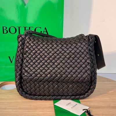 BV Bottega Veneta 2023秋冬新品COBBLE 肩背包 709418 經典的細編織回歸啦！回味不一樣的風格和回憶 同樣採用標誌性的intrecciato編織皮革工藝以及柔軟的小羊皮製成，設計風格簡約，優雅 俐落 凹顯極具格