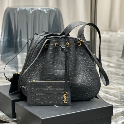 Yves Saint Laurent YSL 聖羅蘭 Flat Hobo bag YSL 全皮款抽繩包/肩背包 全皮的設計這款簡約的包包多了一份精緻時髦特別感 抽繩非常，第一眼就秒被種草了 爆炸好看 真的太適合秋冬季，日常穿搭必備單品大氣又