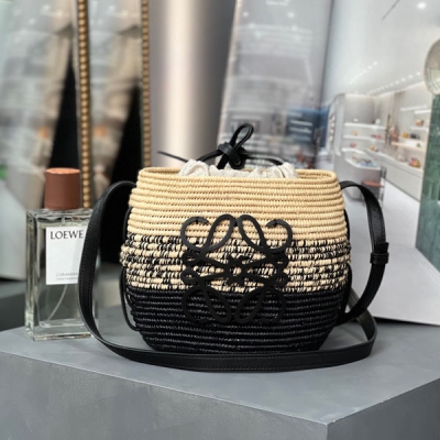 Loewe羅意威 LOEWE 羅意威 Basket 蜂巢編織手袋 黑/白 現貨現貨 尺寸:18-16-12cm 編碼:062251 天然酒椰纖維編織包，蜂巢形狀包身，牛皮革肩帶，內置抽繩小包，Anagram logo花紋，肩帶調節（斜挎、側