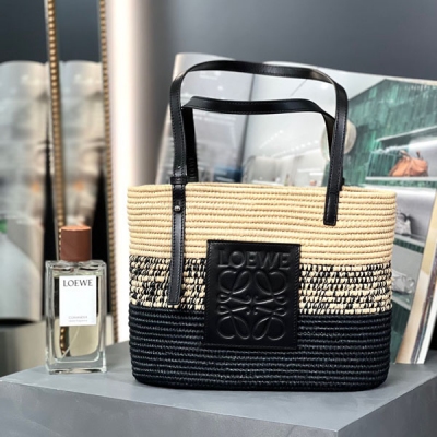 Loewe羅意威 LOEWE 羅意威 Basket手袋 面料：進口棕櫚纖維/牛皮 編碼：182006 顏色：漸變黑/白 尺寸：28*20*10cm （下單須知：由於天然纖維材料特別，帶毛刺，日照時間長短不同，顏色會略有變化，純手工製作，每個