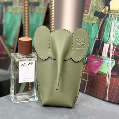 Loewe羅意威 LOEWE 羅意威 經典大象手機包 2022ss最新版本 尺寸:19-8-4cm 編碼:102210魅力紫 大象形狀斜挎手袋，柔軟牛皮革製成，裡外真皮，可肩背斜挎，磁扣開合設計，Anagram logo壓紋，2022最新版