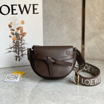 Loewe羅意威 升級版 字母寛肩帶馬鞍包MiniGateDual手袋出貨 絕絕子 寛肩帶簡直是靈魂之筆 賦予了gate全新的生命包身採用柔軟牛皮革精製而成，可拆卸調節牛皮提繡花肩帶 單肩斜挎、腰包 胸包都非常~背上身很顯氣質 容量也非常線