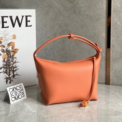 Loewe羅意威 情人節限定款 cubi全皮飯盒包 napa納帕牛皮 比起提花款 全皮來的更極簡大方、輕便 新配色也是可愛到不行拉繩上的小五金件裡有個小愛心，細節很到位，戳到心窩窩裡去了姐妹們速速整起啦Size：20.5×17×12.5cm