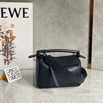 Loewe羅意威 puzzle酷黑系列現貨秒發 新純色Puzzle最大亮點採用緞面牛皮 觸感比以往更細膩、更有光澤度、塑形感肩帶 金屬扣和內襯也都採用了同色系搭配 新穎的同時高級感拉滿 寬肩帶設計 包包背部拉鍊袋也改為了小口袋 新晉天花板！