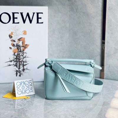 Loewe羅意威 puzzle新版現貨秒發 新純色Puzzle最大亮點採用緞面牛皮 觸感比以往更細膩、更有光澤度、塑形感肩帶 金屬扣和內襯也都採用了同色系搭配 新穎的同時高級感拉滿 寬肩帶設計 包包背部拉鍊袋也改為了小口袋 新晉天花板！閉眼