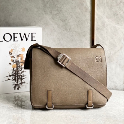 Loewe羅意威 最新軍事郵差包到貨採用柔軟荔面牛皮，翻蓋吸扣開關 棉帆布裡襯其內裡有扡袋，可調節的棉質肩帶,使用舒適感倍增，簡約優雅的男性輪廓，完美詮釋經典信使風格Size：33X25X10cm