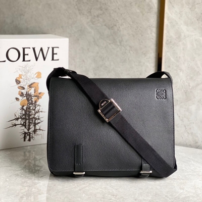 Loewe羅意威 最新軍事郵差包到貨採用柔軟荔面牛皮，翻蓋吸扣開關 棉帆布裡襯其內裡有扡袋，可調節的棉質肩帶,使用舒適感倍增，簡約優雅的男性輪廓，完美詮釋經典信使風格Size：33X25X10cm