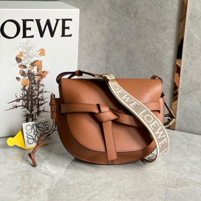 Loewe羅意威升級版字母寛肩帶馬鞍包MiniGateDual手袋出貨 絕絕子寬肩帶簡直是靈魂之筆 賦予了gate全新的生命包身採用柔軟牛皮革精製而成，可拆卸調節牛皮提繡花肩帶 單肩斜挎、腰包 胸包都非常~背上身很顯氣質 容量也非常線上 必