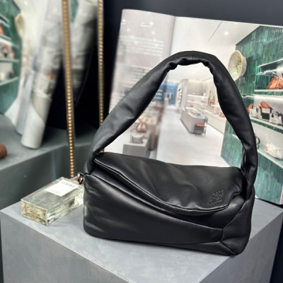 Loewe羅意威 Puzzle Hobo 腋下包 全新升級 尺寸:高14x寬28.7x深10.7cm（提手高度25cm）型號062229卡其綠 可手拎單肩背，背面外部拉鍊袋和一個大身內袋，牛皮革拉鍊頭，兩側可掛鉤D環，內襯人字紋棉帆布襯裡，