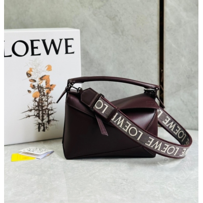 Loewe羅意威 Puzzle edge 2023早春爆款現貨 尺寸:24×16.5×10.5cm 編碼:230106洋薊綠 靈感來自於中國古代陶瓷的單色釉料，在原本經典幾何造型升級改版，採用同色系五金配件，同色系提花肩帶（可調節長度）和同