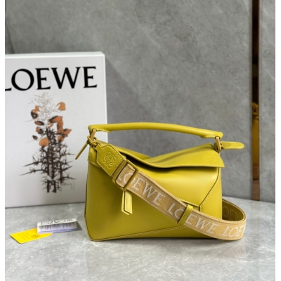 Loewe羅意威 Puzzle edge 2023早春爆款現貨 尺寸:24×16.5×10.5cm 編碼:230106洋薊綠 靈感來自於中國古代陶瓷的單色釉料，在原本經典幾何造型升級改版，採用同色系五金配件，同色系提花肩帶（可調節長度）和同