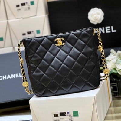 Chanel香奈兒 2022A 高級手工坊系列 金幣hobo腋下包 小香幸運金幣包一直都是搶爆的款式，專櫃真的超級難買 一個包就有十枚幸運金幣，上身絕對酷爆，自重也不重哦！經典嬉皮包版型無需介紹 還是最最貼心的荔枝牛皮！編號AS3400，尺