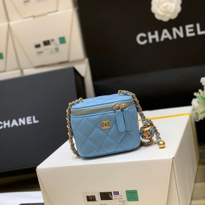 Chanel香奈兒 2022cc 春夏系列 核桃金球口紅包 22p 最新小金球小盒子，帶鏡子 小盒子本來就是經典之作，推出的小金球更加是受到國內外各大明星網紅的熱捧 難怪專櫃特別難買，上身超級好看 又潮流好搭配！編號AP1447 尺寸11x