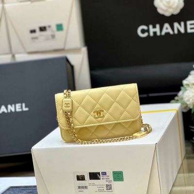 Chanel香奈兒 2022b 秋冬新款預告系列 限量精美小挎包 本季非常具特色的小挎包，可以放手機 鏈條真心漂亮，專櫃到貨量很少，買就對了 獨家原廠方框小羊皮 編號AP2929 尺寸9.5*15.2*3.5cm