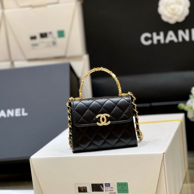 Chanel香奈兒 2022b 秋冬新款預告系列 本季最火最火的迷你Kelly琺瑯小廢包 22b店裡的大爆款，非常經典 真的非常難買，代購都要溢價！實物真的超級超級好看，一定要買 小廢包現在都特別火，裝可愛和放卡片，口紅鑰匙都夠的，手提斜挎