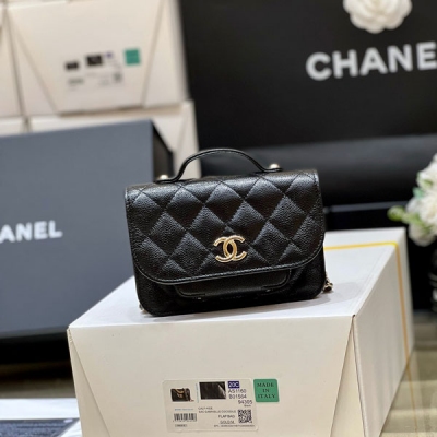 Chanel香奈兒 2022b 秋冬新款預告系列 本季特別火的mini郵差小包 22b店裡的大爆款，非常經典 真的非常難買，代購都要溢價！實物真的超級超級好看，一定要買 還是貼心的荔枝牛皮！手提斜挎都可以 上身非常好搭配 獨家原廠正品haa