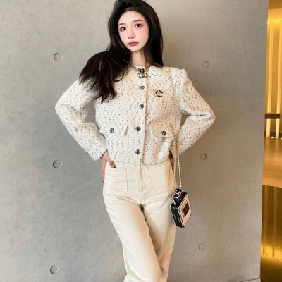 Chanel香奈兒 2022/FW 手工坊粗紡外套 白銀配色高不可攀的貴氣優雅 白富美標配 溫柔有氣場 顆粒感的面料點綴超級精美 重磅綢緞面料很好的保持了整件衣服的立體輪廓 上身無敵顯瘦 贈送胸針防塵袋 現貨發售 SML