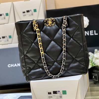 Chanel香奈兒 2022b 秋冬新款預告系列 19 bag tote購物包 正品購入開發 22b很受歡迎的托特購物包，容量驚人 用經典19元素，實物非常經典耐看 自重也比較輕 口柔軟小羊皮，手感超好 編號AS3519，尺寸30*37*1