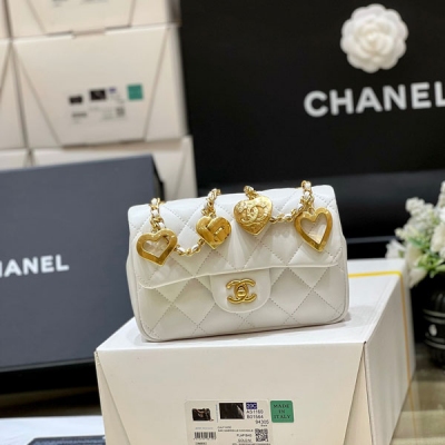 Chanel香奈兒 2022b 秋冬新款預告系列 CF限量版愛心吊墜鏈條包 正品購入開發 22b唯一的限量版，cf經典版型加上愛心吊墜，實物真的太美啦！很特別 上身也很好搭配哦 裡外都是全皮 獨家方框原廠正品小羊皮 3456 小號尺寸12*