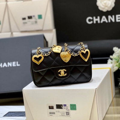 Chanel香奈兒 2022b 秋冬新款預告系列CF限量版愛心吊墜鏈條包正品購入開發22b唯一的限量版，cf經典版型加上愛心吊墜，實物真的太美啦！很特別 上身也很好搭配哦 裡外都是全皮 獨家方框原廠正品小羊皮 3456 小號尺寸12*19*