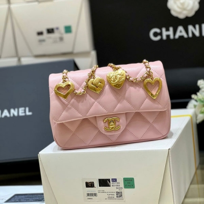 Chanel香奈兒 2022b 秋冬新款預告系列 CF限量版愛心吊墜鏈條包 正品購入開發 22b唯一的限量版，cf經典版型加上愛心吊墜，實物真的太美啦！很特別 上身也很好搭配哦 裡外都是全皮 獨家方框原廠正品小羊皮 3457 大號尺寸14*