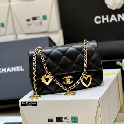 Chanel香奈兒 2022b 秋冬新款預告系列 CF限量版愛心吊墜鏈條包 正品購入開發 22b唯一的限量版，cf經典版型加上愛心吊墜，實物真的太美啦！很特別 上身也很好搭配哦 裡外都是全皮 獨家方框原廠正品小羊皮 3457 大號尺寸14*