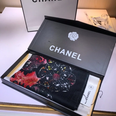 Chanel香奈兒 圍巾 楓葉是Chanel 秋冬的靈感元素之一，設計貼近大自然，仿佛擁有凝固時間的功效，讓進入這個環境的人沉浸在其中，你可以感受到許久不見的自然之美，也可以感受到Chanel帶給你的震撼。色彩的搭配無不彰顯其魅力。如果你g