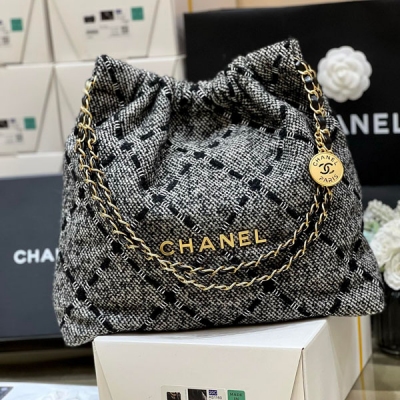 Chanel香奈兒 2022K 毛呢垃圾袋 這一季的毛呢款都好適合秋冬啊，都超級好好看，一眼就喜歡上了，馬上就收入囊中了主要以粗花為主，非常復古，標誌性銜縫細節跟金屬鏈條，非常慵懶隨意的感覺，妥妥的可以狠秀一把，這算是一隻帶有幾分文藝的垃圾