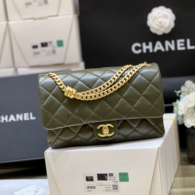 Chanel香奈兒 2023k 秋冬高級成衣系列 本季最火最搶手的小金柱調節包 正品購入開發 22k 新款真是一包難求！貨量非常少！像這樣的熱門款式，都需要溢價買 沿用cf經典版型，鏈條增加了小金柱調節扣真的太實用啦 可以隨意調節長短 超級