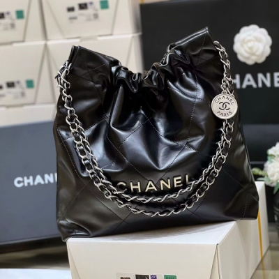 Chanel香奈兒 2023cc 春夏火爆22 bag 小號正品購入開發 獨家原廠方框小牛皮 本季最火最值得入手的系列，它的名字叫22 bag，小香凡是以數字命名的都必火爆也一定會成為經典超級時尚和大氣，非常好搭配，那就對啦背上就是頂流！