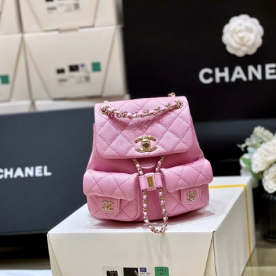 Chanel香奈兒 2023 春夏預告系列 超火爆荔枝皮duma雙背包 超級火爆的青娃小書包，大號實物也非常小，跟老款duma差不多大小 無疑還是溢價款，很難買 上身非常好搭配，很耐看，絕對會成為經典，強烈推薦 獨家原廠正品haas荔枝牛皮