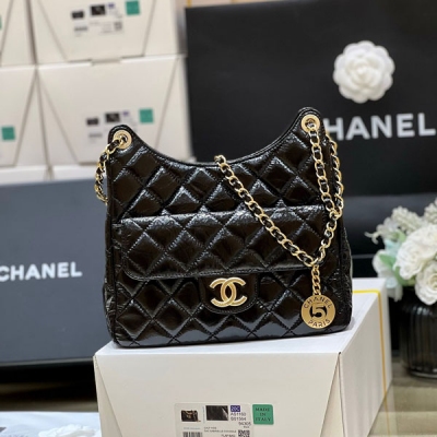 Chanel香奈兒 2023C 早春度假新款 本季最火爆的5號金幣吊牌hobo嬉皮包 23C依然特別難買，像這種金幣又是嬉皮版型的！更是火爆到不行 都要加價 實物也超級實用和好搭配，原廠Montebello油蠟牛皮，小號也可以放手機哦 超級