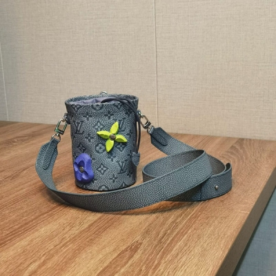 LV路易威登 M81572灰色 Chalk Pouch 手袋亮相 2022 秋冬攀岩風格系列，展現設計師 Virgil Abloh 讚頌的青春活力。Taurillon 皮革壓印經典 Monogram 圖案，攀岩