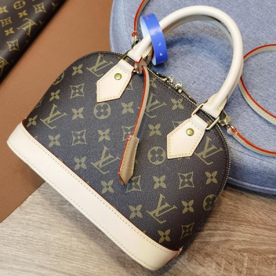 LOUIS VUITTON LV路易威登 【MX版本- M53152】ALMA BB 手袋 M53152起源於1934年的路易威登 Alma 手袋，經過時間推移從一個方角的旅行包逐漸以形狀的演變成為今天的優雅女性手袋代表。這款採用 Mono