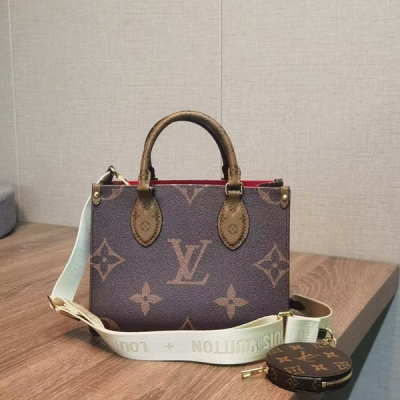 LOUIS VUITTON LV路易威登  【老鼠版本 M46373】onTheGo 小號手袋拼合 Monogram 和 Monogram Reverse 帆布，Monogram Giant 圖案點綴其上。Toron 手柄和飾有品牌銘紋的提