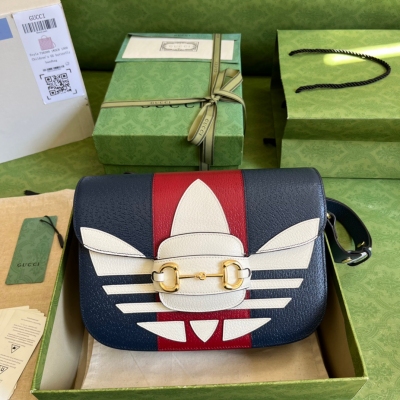 GUCCI古馳 adidas x Gucci Horsebit 1955，愛迪達和古馳系列的第二章，其中Web繼續與三條白色條紋並列，GG字母組合與Trefoil相結合。從創意總監對80年代和90年代的記憶中汲取靈感，標誌性的House的圖