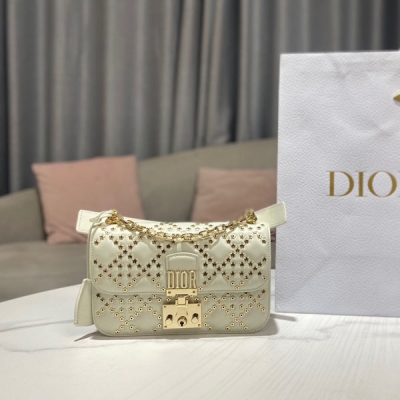 Dior迪奧 新品 小號 DIOR ADDICT 手袋 奶白色羊皮革 Lucky Star 藤格紋圖案 這款 Dior Addict 手袋時尚演繹 Dior 優雅的經典標識。採用奶白色羊皮革精心製作，以手工裝飾的星星打造 Lucky Sta