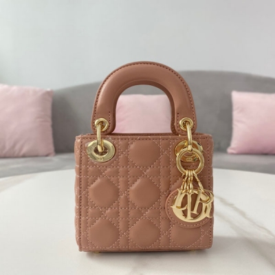 Dior迪奧 新品 超迷你 LADY DIOR 手袋 羊皮革藤格紋 這款超迷你 Lady Dior 手袋體現了 Dior 對精緻和美麗的深刻洞見。採用黑色羊皮革精心製作，飾以藤格紋緝麵線，標誌性版型搭配“D.I.O.R.”吊飾提升格調。迷你