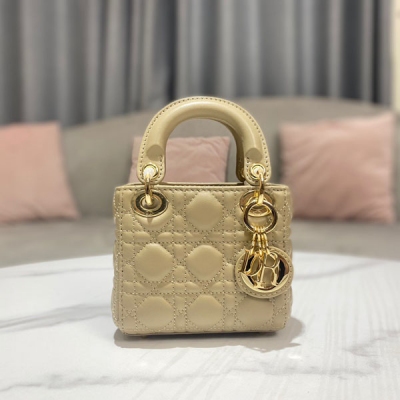 Dior迪奧 新品 超迷你 LADY DIOR 手袋 羊皮革藤格紋 這款超迷你 Lady Dior 手袋體現了 Dior 對精緻和美麗的深刻洞見。採用黑色羊皮革精心製作，飾以藤格紋緝麵線，標誌性版型搭配“D.I.O.R.”吊飾提升格調。迷你