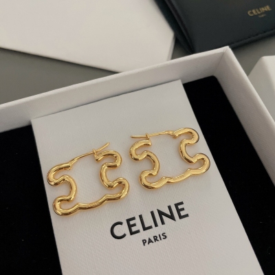 Celine 凱旋門框耳環，愛了愛了！一眼就看中的系列，網紅們的最愛！五金配件均是CNC精雕機雕刻出來的Logo，非常清晰可見！一定要整套收了，酷甜.復古.大氣，什麼風格都能駕奴的妥妥的！一年四季都可以佩戴的系列，鏤空設計太愛了，簡直太有創