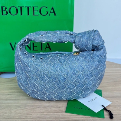 BV Bottega Veneta 新款 Jodie 牛仔皮出霍啦 651876 注意是牛仔羊皮製成而不是牛仔布，熱銷單品自然少不了牛仔特徵，牛仔皮壓紋就很顯氣質優雅 濃郁的年代感好時髦 圓圓包型配上藍色牛仔皮 讓包包多了一絲高貴感 上身可