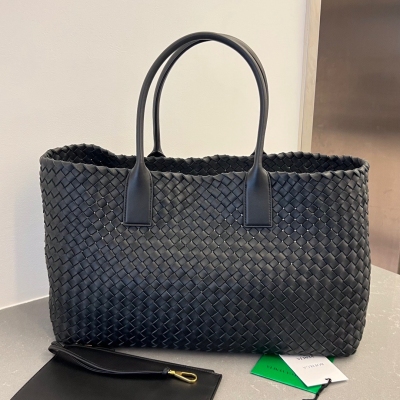 BV Bottega Veneta 新品Cabat大號購物袋來啦！608811 最為經典的包包 帶你回到了最初的模樣 傳統的編織帶原皮原味的包工匠製作 超柔軟有質感 沒有Logo 但卻一眼認出它 這就是Bv粉一直都沉澱不出來的原因 想要低調